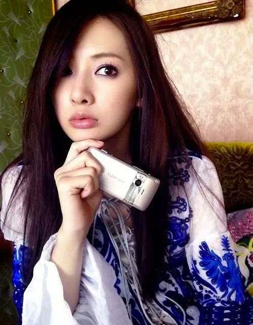 北川景子最新封面引發(fā)討論，呼吁尊重個(gè)人隱私與職業(yè)道德，共同維護(hù)良好網(wǎng)絡(luò)環(huán)境——涉黃問題需引起警惕