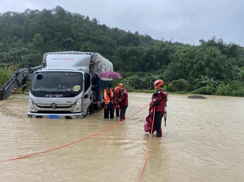 廣州暴雨最新消息，小巷奇遇中的雨幕故事
