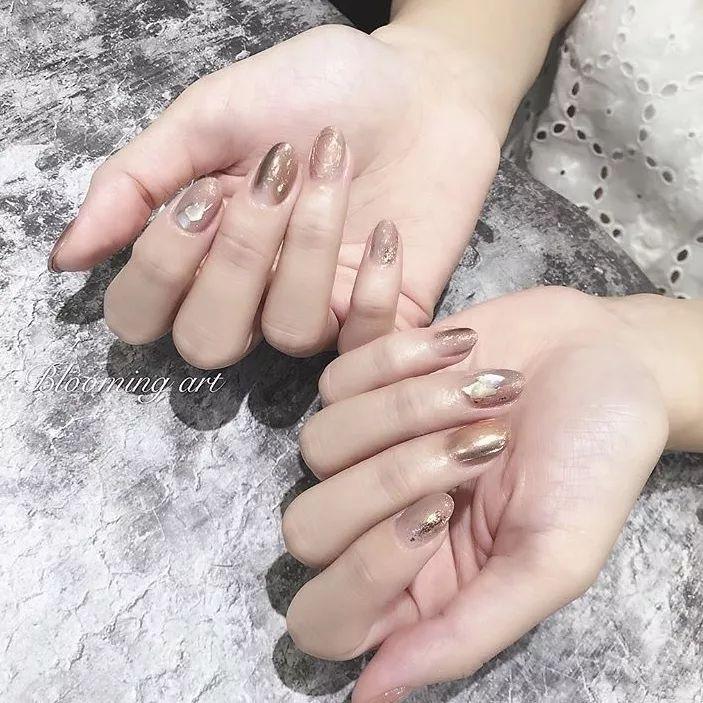 最新美甲圖片，時(shí)尚潮流與個(gè)性表達(dá)的藝術(shù)展現(xiàn)